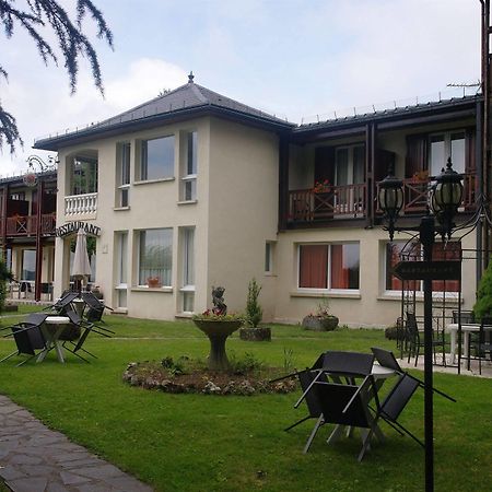 Hostellerie Saint Clement Vic-sur-Cère Exterior foto
