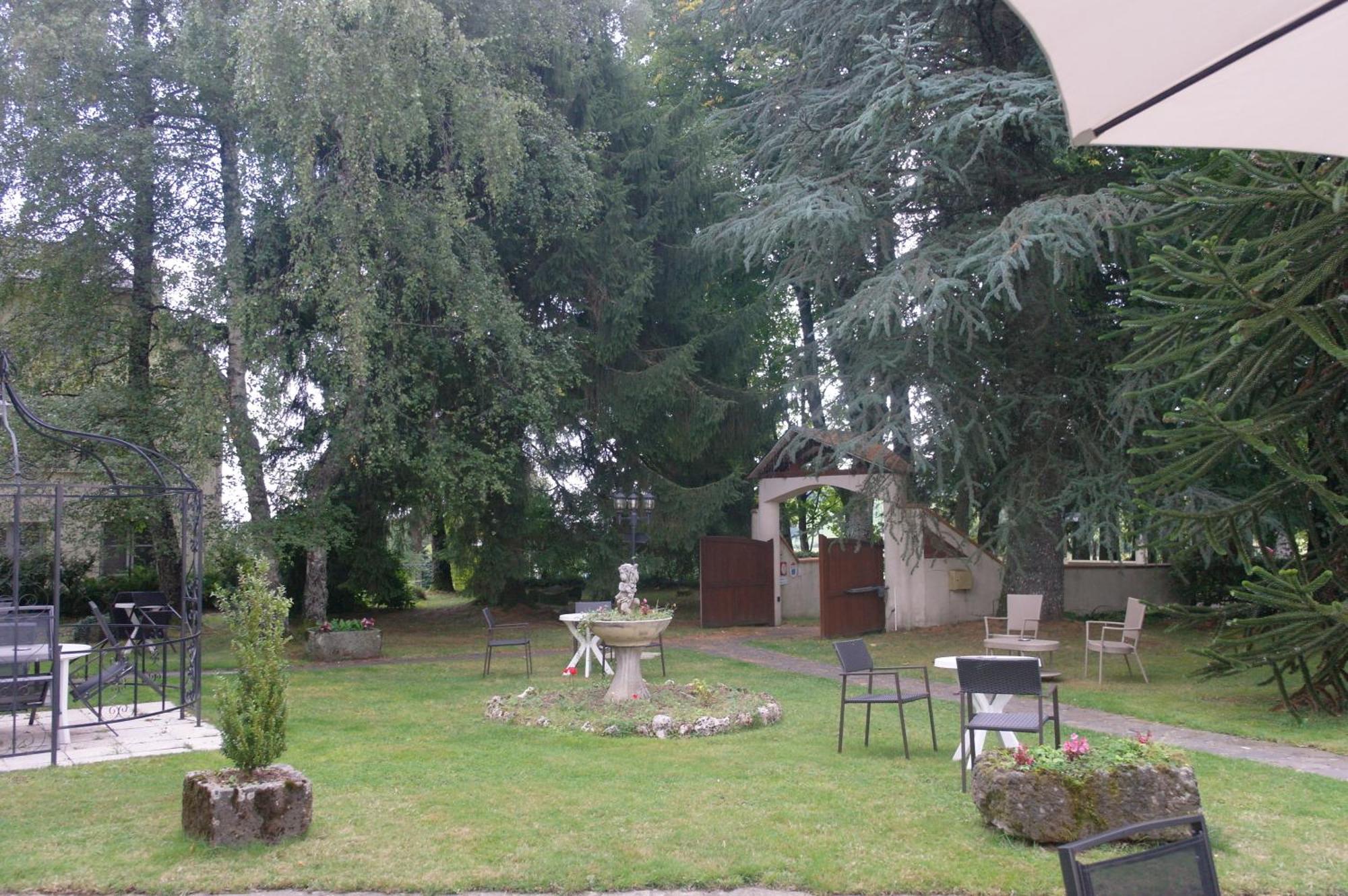Hostellerie Saint Clement Vic-sur-Cère Exterior foto
