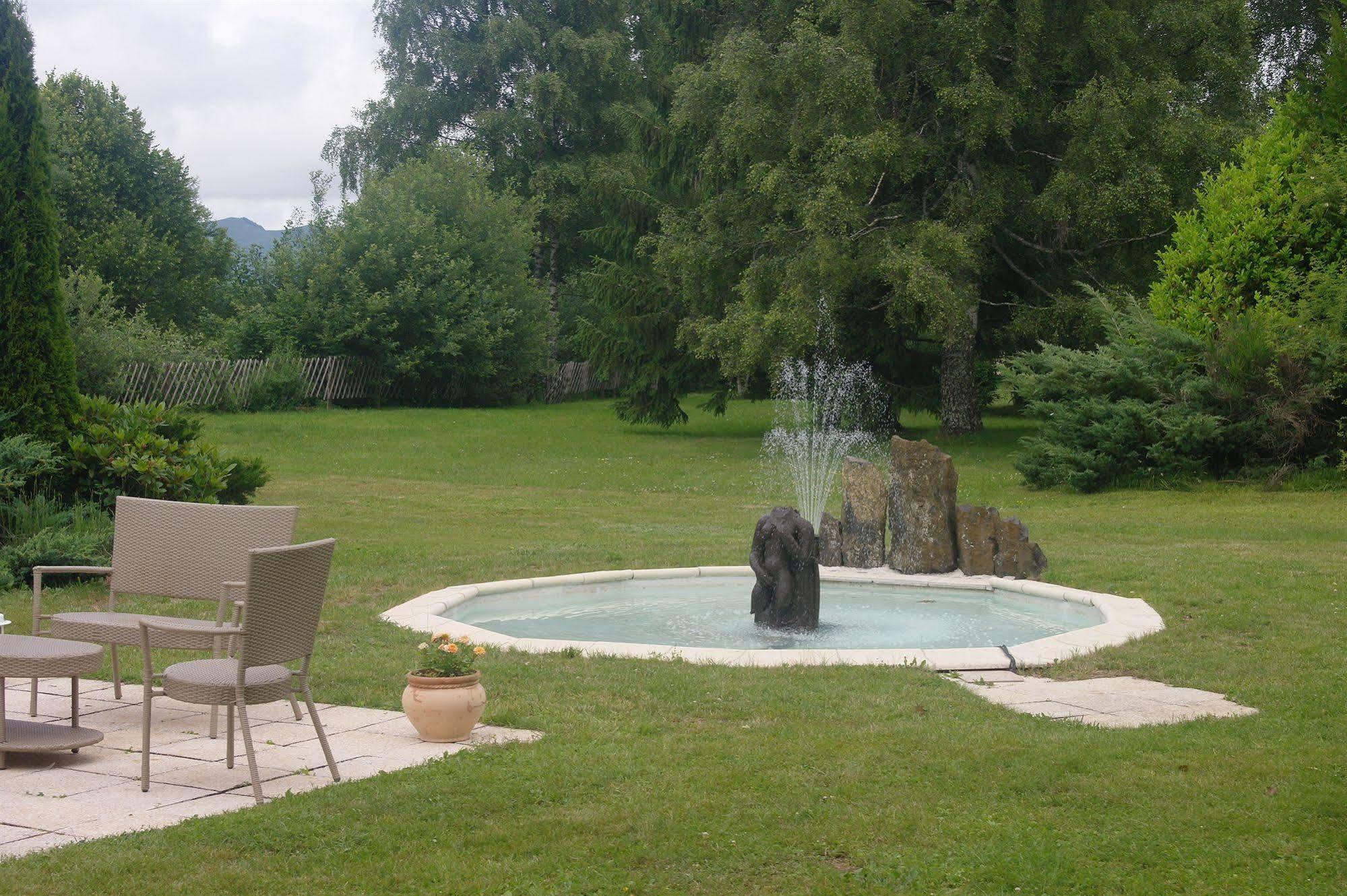 Hostellerie Saint Clement Vic-sur-Cère Exterior foto